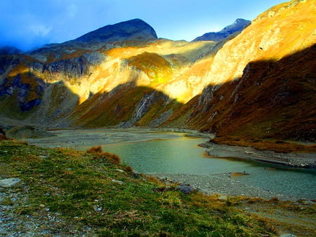 Last rays of the sun - last, nature, rays, lake, beautiful, sun, golden, peaks