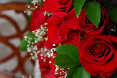 Full of beauty ~ ♥ ~ - roses, fashion, entertainment, holidays, light, faith, magnificent, gorgeous, hope, red, full, centerpiece, forever, special, beautiful, sunshine, believe, beauty, love, christmas, wonderful, passion, green, arrangement