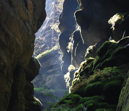 Suns Rays Thru Rocks - moss, crags, sunlight, rocks