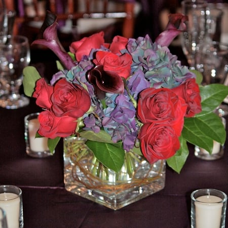 Evening with special charm  ~â™¥~ - roses, candles, square vase, bouquet, wonderful, cube, crystal, purple, evening, arrangement, lavender, fashion, atmosphere, violet, entertainment, centerpiece, beautiful, red, special ocassion