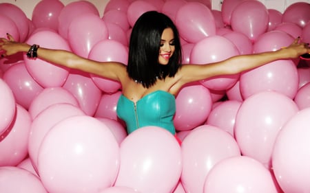 Selena Gomez - pink balloons, people, beautiful, singer, entertainment, celebrity, music, songwriter, balloons, actresses, selena gomez