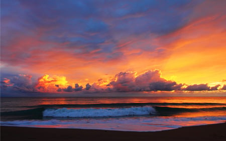 Beautiful Sea And Sky - beach, splendor, sunrise, sand, sunrays, view, ocean waves, sky, clouds, sunlight, beautiful, sea, beauty, colors, lovely, ocean, colorful, nature, sunset, rays, waves, peaceful