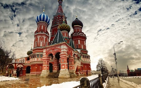 Saint Basil\\'s Cathedral - saint, beautiful, russia, religious buildings, architecture, cathedral, vasile, cathedrals, nature, saint basils, saint basil cathedral, churches, architectures, sky, moscow, clouds, medieval, monuments