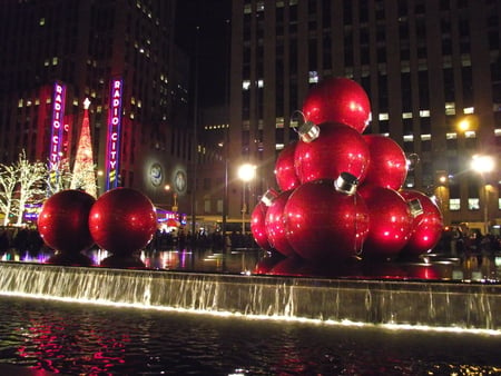 NYC Giant Red Ornaments - nyc, architecture, x-mas, monuments