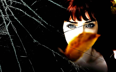 woman - face, wp, glassm broken, dn