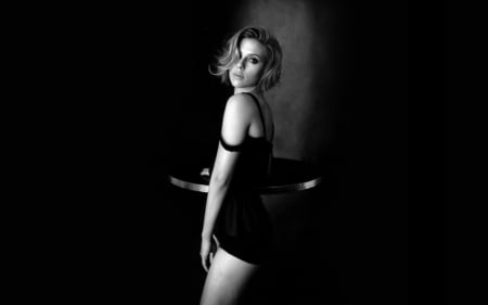 scarlett johanson - pretty, black, white, photography, blonde, sexy, actress