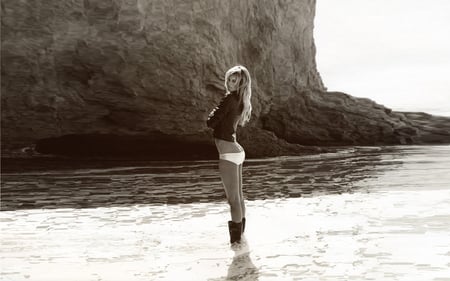 marisa miller - beach, sexy, hot, female, photography, mountains, black, model, nature, white, pretty, blonde