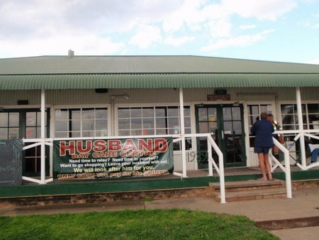 SIGN ON A PUB IN TOWNSVILLE, QLD, AUSTRALIA - australia, funny, pub, queensland