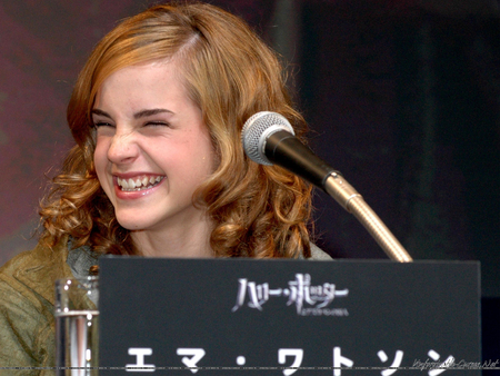 Emma Watson Chilled Smiling - nice, watson, girl, hot, smiling, beautifull, my sister, gorgeous, emma, cute