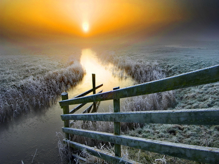 Fence at sunrise - sunshine, fence, sundown, sunlight, winter, sunset, field, nature, snow, river, sunrise, sun stream