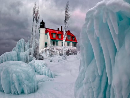 Winter mountain hostel - winter, cool, frost, hostel, ice, mountain, snow, cold