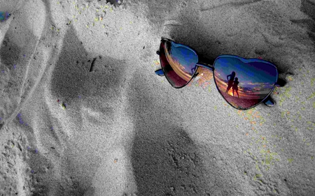 SUNGLASSES - girls, sand, glasses, reflection, heart, beach, sunglasses