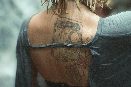 Flowers and a camera - woman, back, hair, pic, photography, blond, image, tattoo, art, camera, clothes, girl, rain, wet, wallpaper, picture, wall, flowers, photo