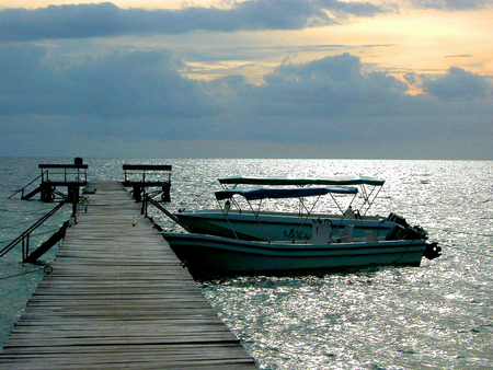 silver sunset - boats, cloud, waves, sea, sunsets, sky, pier