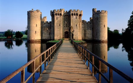 Bodiam Castle - moat, beautiful, reflection, medieval, england, sussex, classic, lake, bodiam, east, castle, bridge