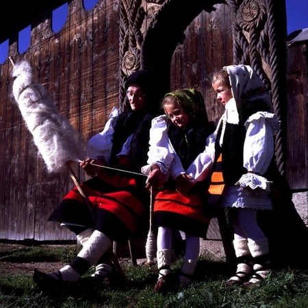 *Maramures - port traditional osenesc* - batrana, fetite, port, traditie