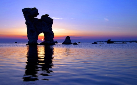 Arch Sunset - sundown, arc, sunrise, ripples, sunrays, widescreen, nice, oceanscape, sunshine, beauty, gold, colors, stones, nature, seascape, waterscape, bay, yellow, blue, amazing, evening, photo, sunsets, surface, red, twilight, golden, sky, sun, clouds, oceans, water, beautiful, photography, beaches, photoshop, sea, rock, cool, orange, usa, islands, awesome, arch, dusk, day