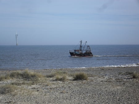 Trawler Fishing in Trench - ships, beach, fishing, sea