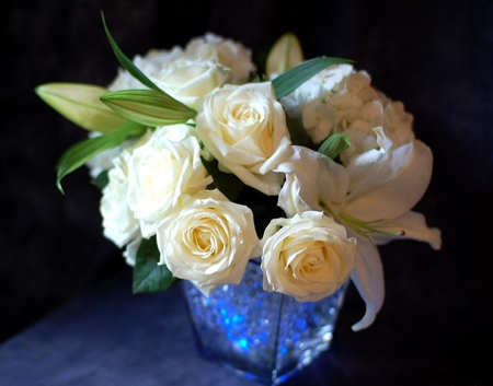 Lovely bouquet - beauty, roses, light, bouquet, lovely, vase, bright, white bouquet, flowers