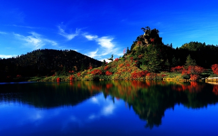 Autumn Blue Lake - calm, scenery, rivers, scene, serene, earth, stunning, widescreen, spectacle, landscapes, seasons, nice, skyscapes, colors, natural, laguna, wonderful, white, nature, picture, autumn, green, serenity, lakes, quiet, blue, amazing, tranquil, photo, reflection, surface, forests, mirror, red, view, paisaje, sky, clouds, trees, water, waterscapes, image, beautiful, photography, scenic, cool, orange, lovely, peisaje, paisagem, islands, awesome, lagoons, panorama, spectacular