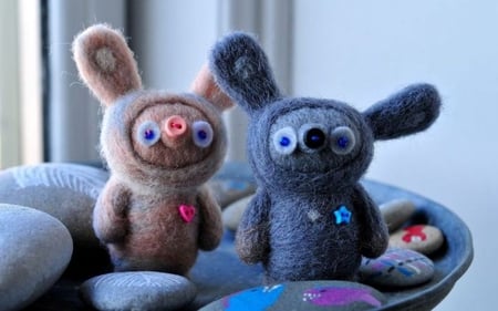 Mr. Wool and Mrs. Button! :) (For Talana) - pic, noses, blue, ears, brown, eyes, pink, photo, button, wool, image, colors, buttons, stones, picture, funny, cute, mr, mrs, wall, wallpaper