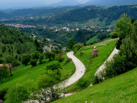 Sat Pestera -Brasov - frumos, munte, cald, verde