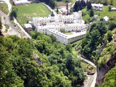 Manastire din Bistruta - manastire, romania, cult, religios